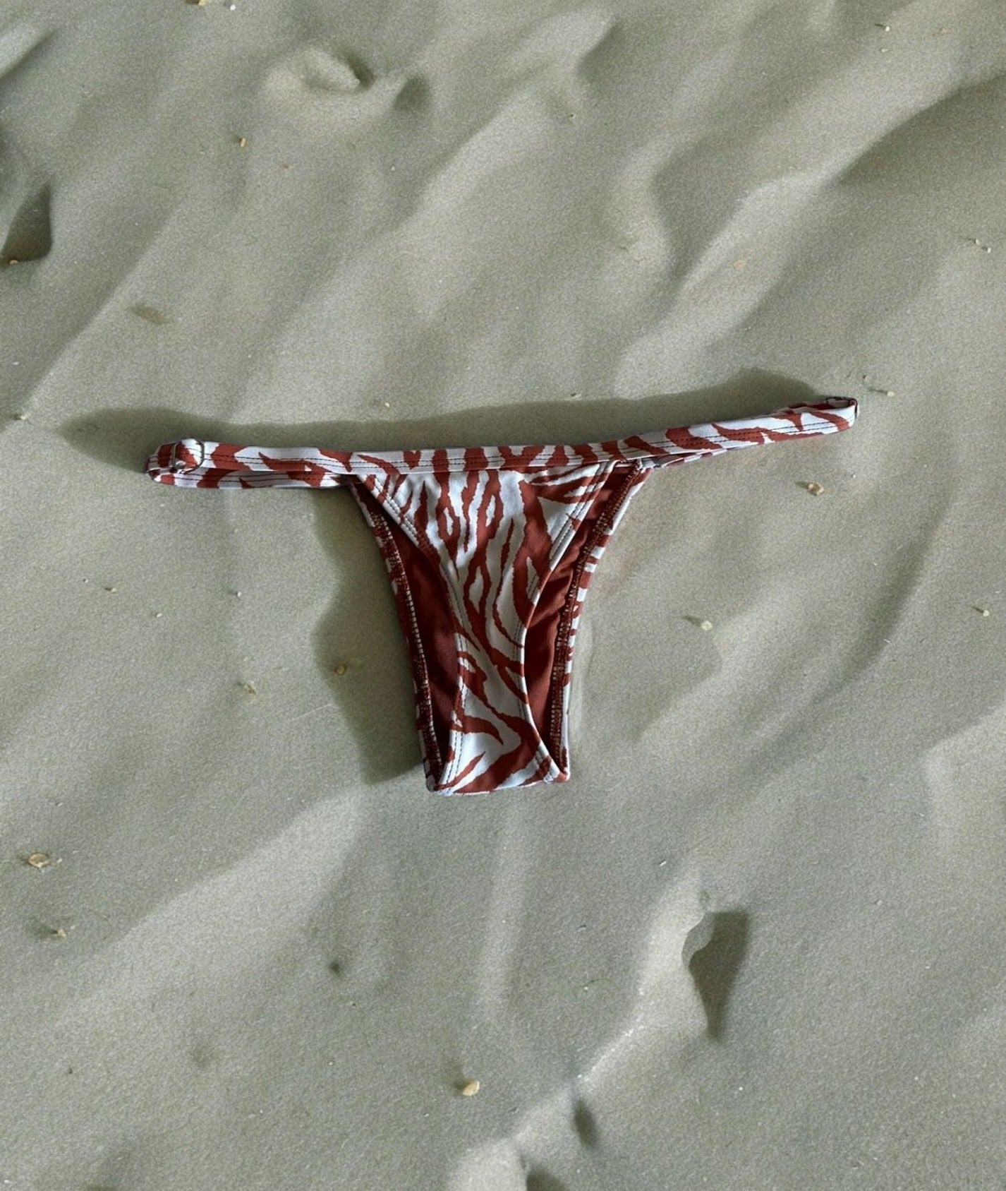 Bikini Strap con Regulador - Cebra Burdeo